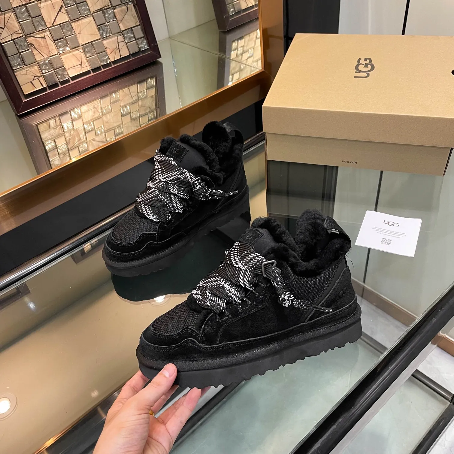 Men's shoes for P580! UGG~25vs popular platform thick-soled casual shoes series... [Round-toe thick-soled casual shoes] A shoe that does not clash with shirts, simple partition design ➕ spotted outsole, silk curls on the upper, a must-have for autumn and winter, can be worn with any pants or skirt, very comfortable and beautiful on the feet... ❶Material: Original customized cow ➕Breathable mesh ❷Inner lining: Original customized wool ❸ Foot pads: Original customized sheepskin ❹Outsole: Original molded wear-resistant velvet foam outsole ❺Number of codes: 35-41 ❻Packaging: Original full set of packaging ☀Color: Official website updated simultaneously